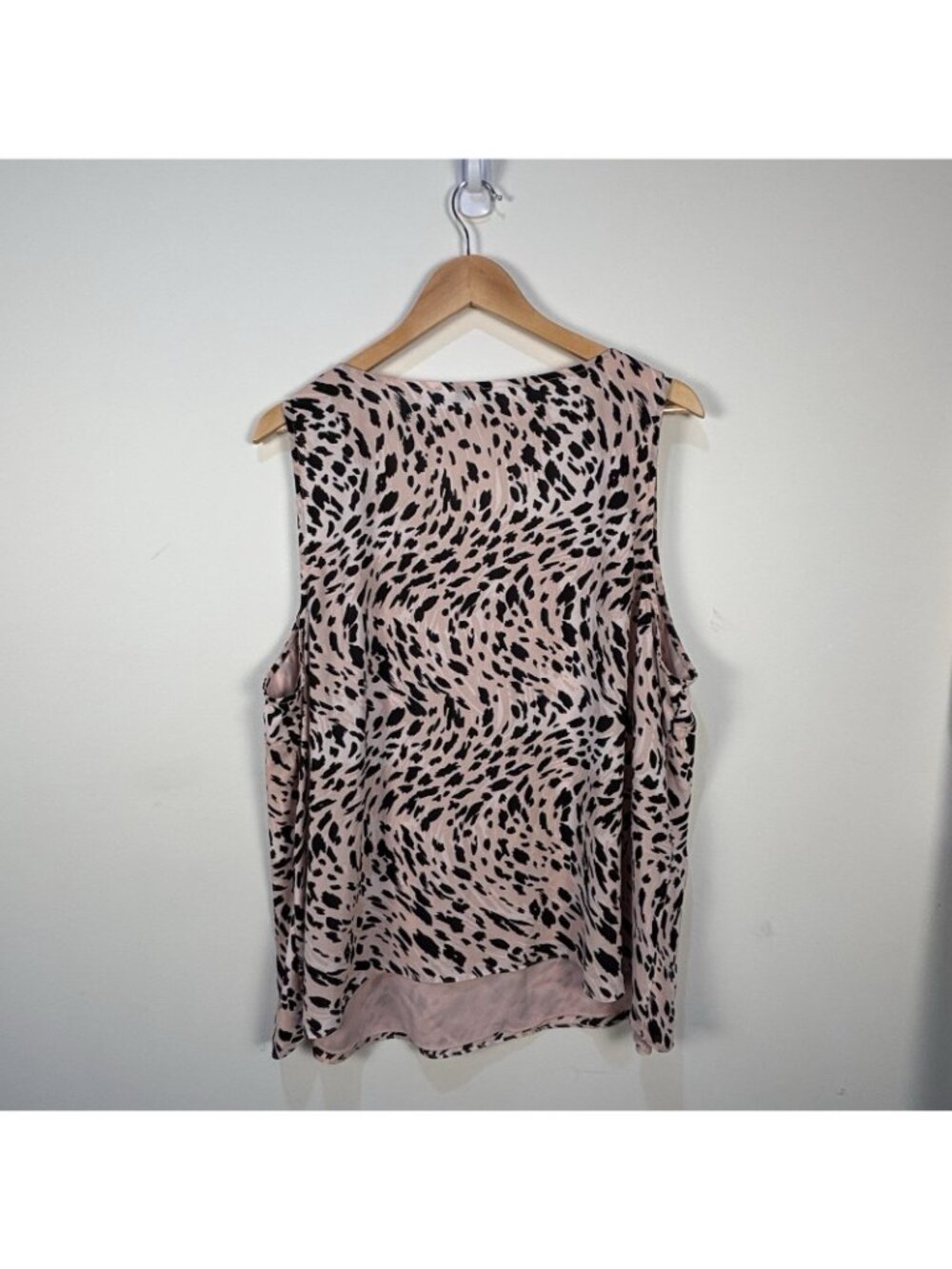 Nine West Womens Plus 2X Sleeveless Blouse Pink Black Animal Print V-neck Lined - Picture 2 of 16